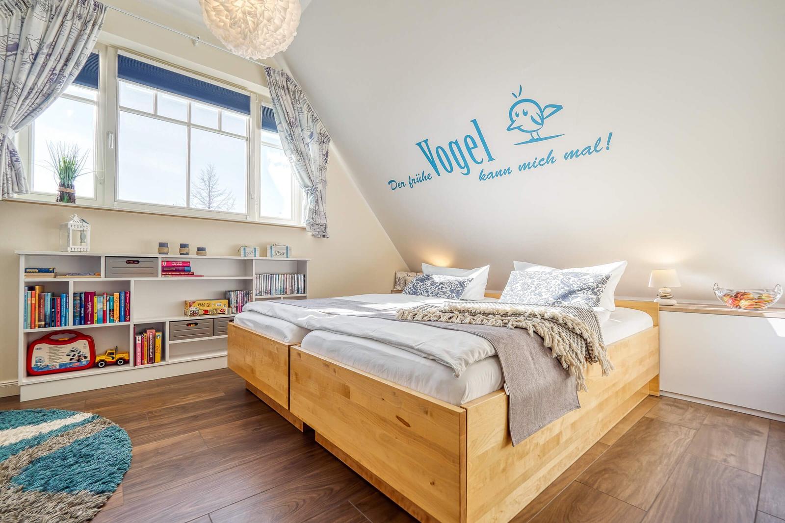 Schlafzimmer mit Doppelbett