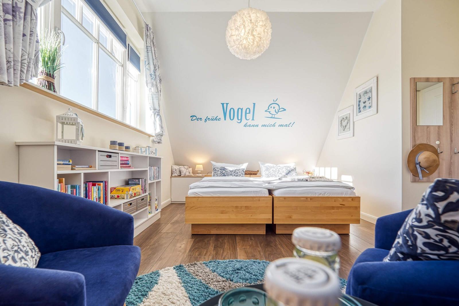 Schlafzimmer mit Doppelbett und Sitzecke