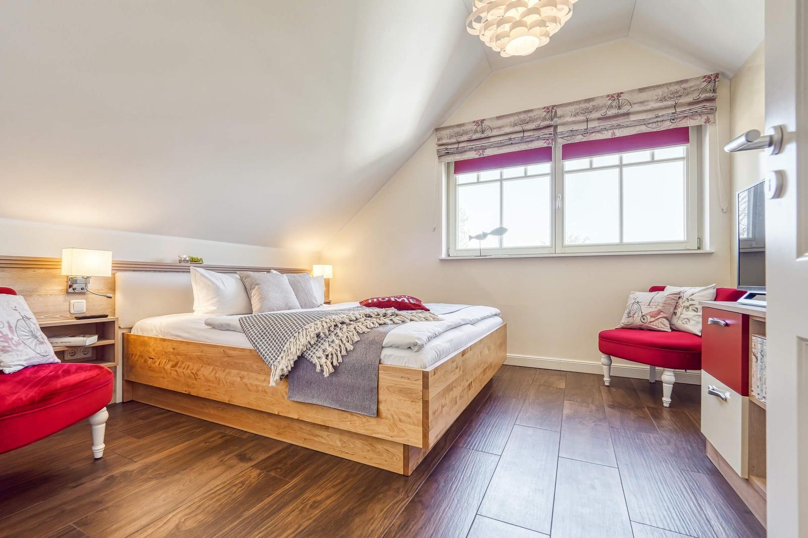Schlafzimmer mit Doppelbett