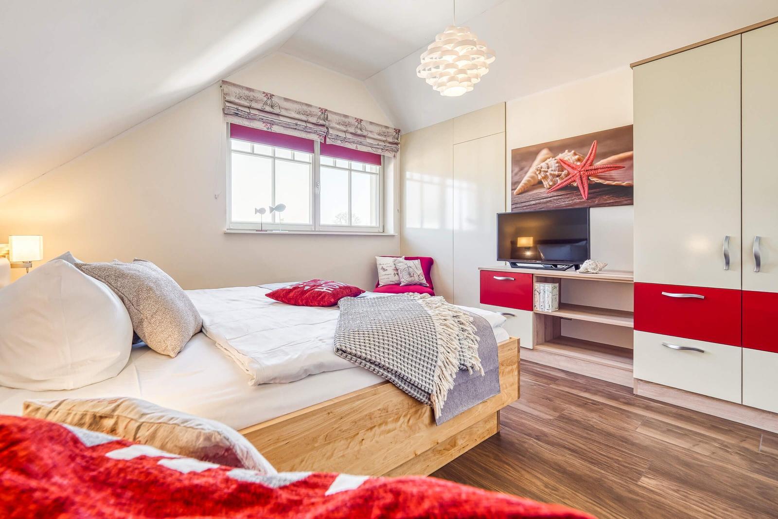 TV und Kleiderschrank im Schlafzimmer