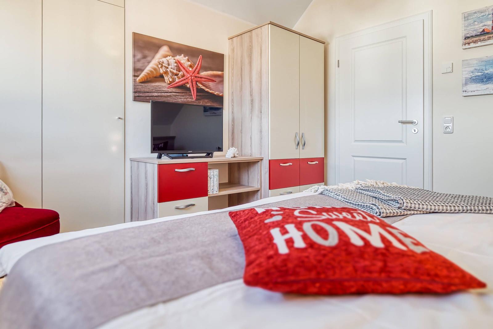 TV und Kleiderschrank im Schlafzimmer