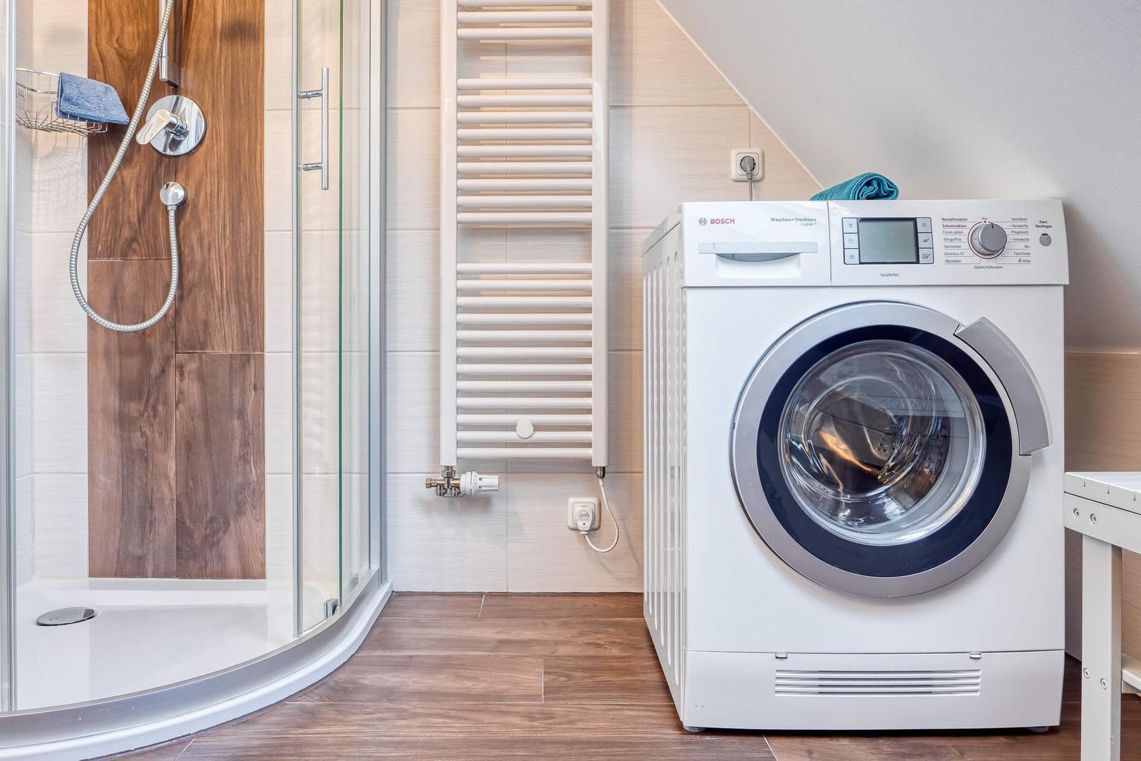 Badezimmer mit Dusche und Waschmaschine