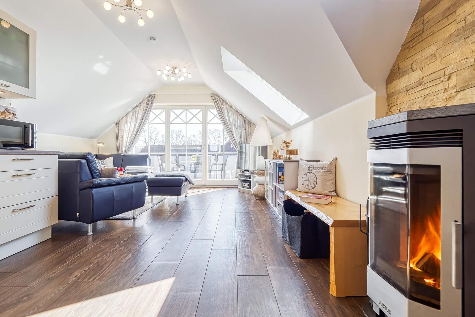 Blick ins Wohnzimmer mit Kaminofen