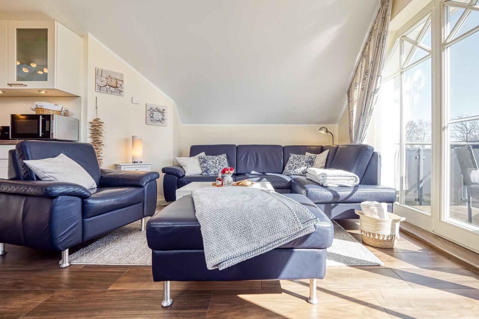 Wohnbereich mit Sofa und Sessel