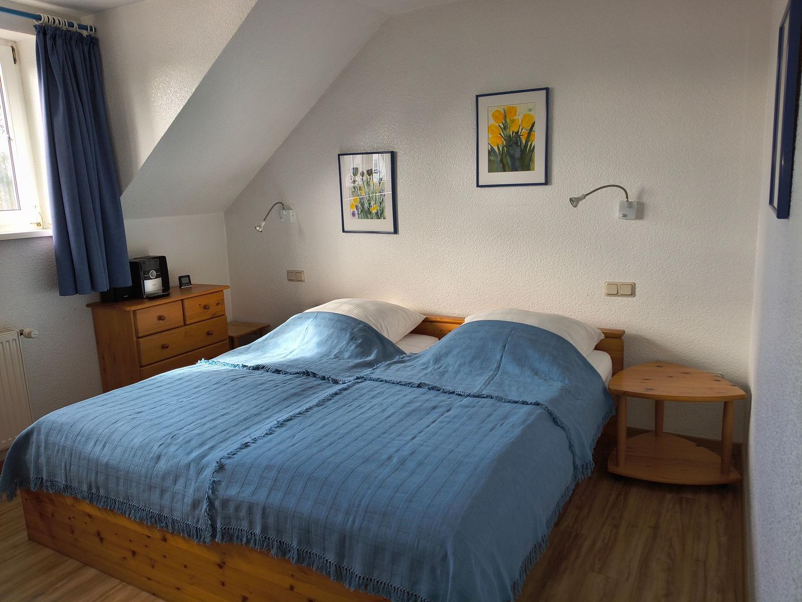 Schlafzimmer mit Doppelbett