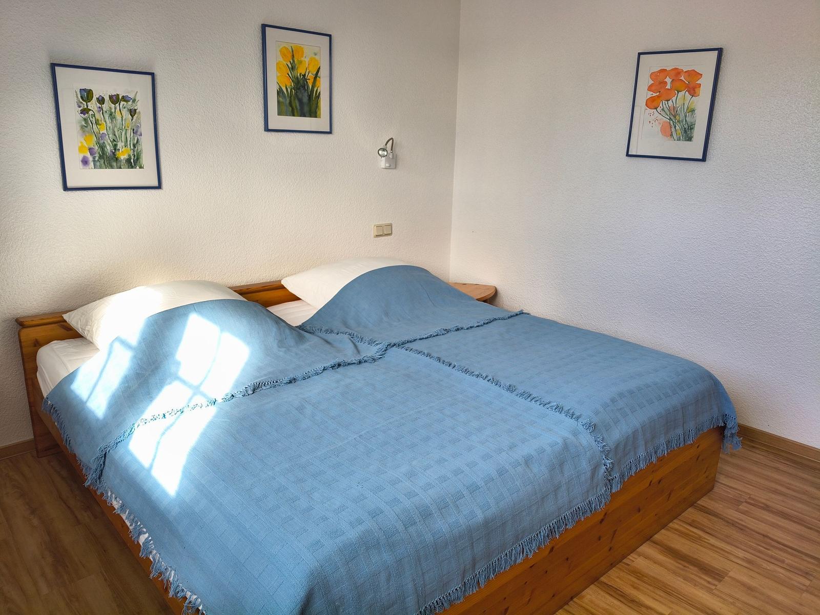 Schlafzimmer mit Doppelbett