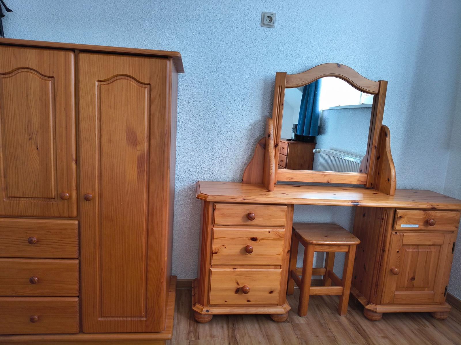 Schminktisch und Kleiderschrank im Schlafzimmer