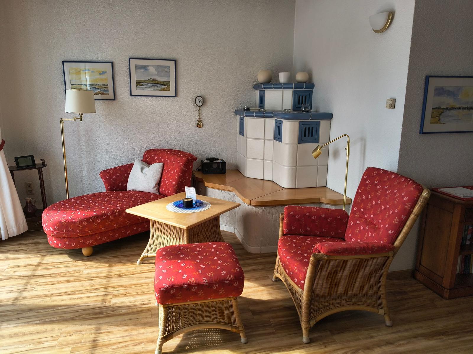 Wohnzimmer mit Sessel und Relaxliege