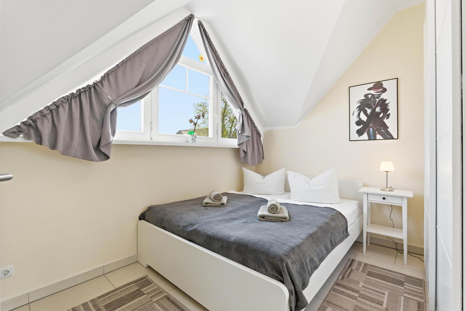 Schlafzimmer mit Doppelbett
