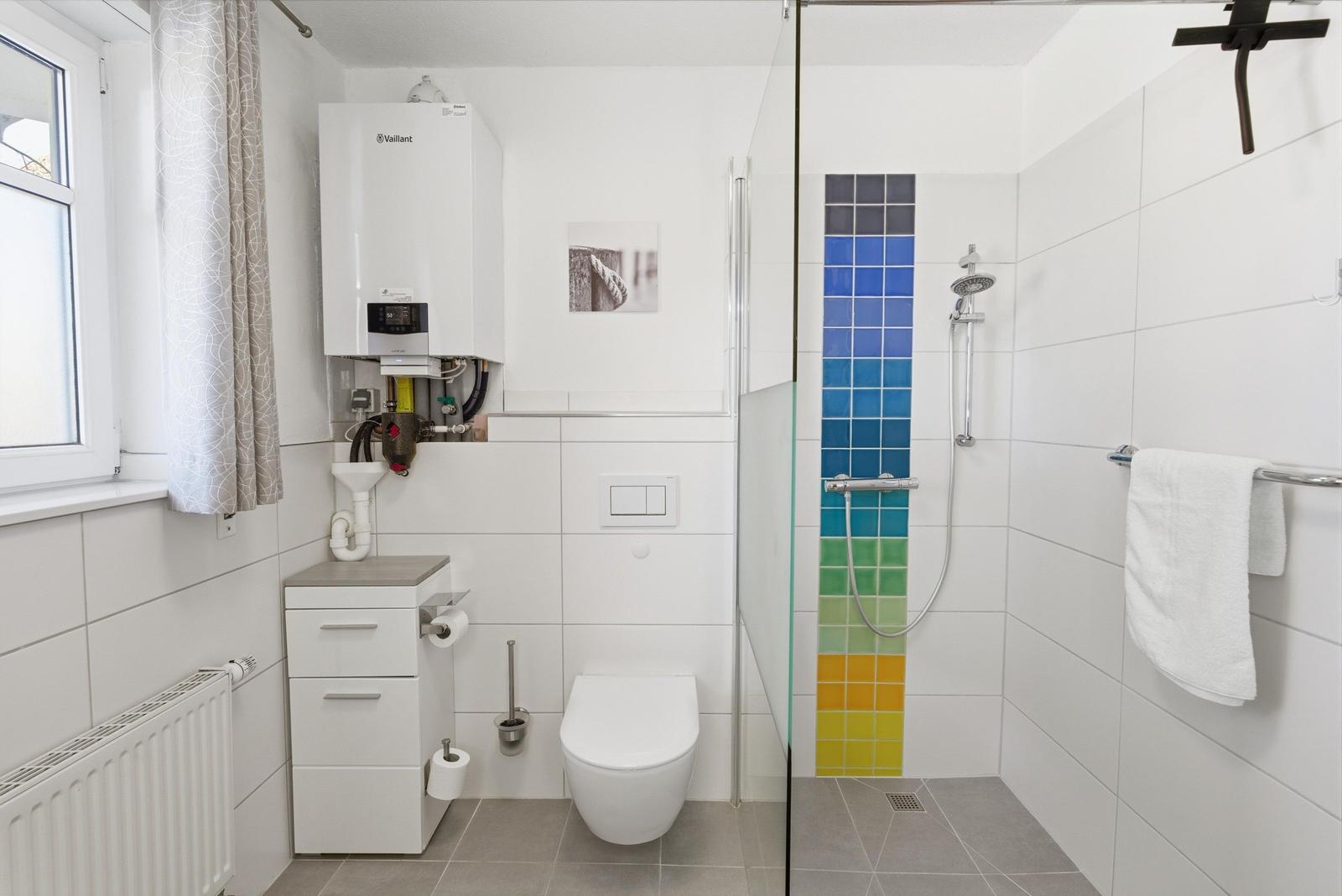 Badezimmer mit ebenerdiger Dusche