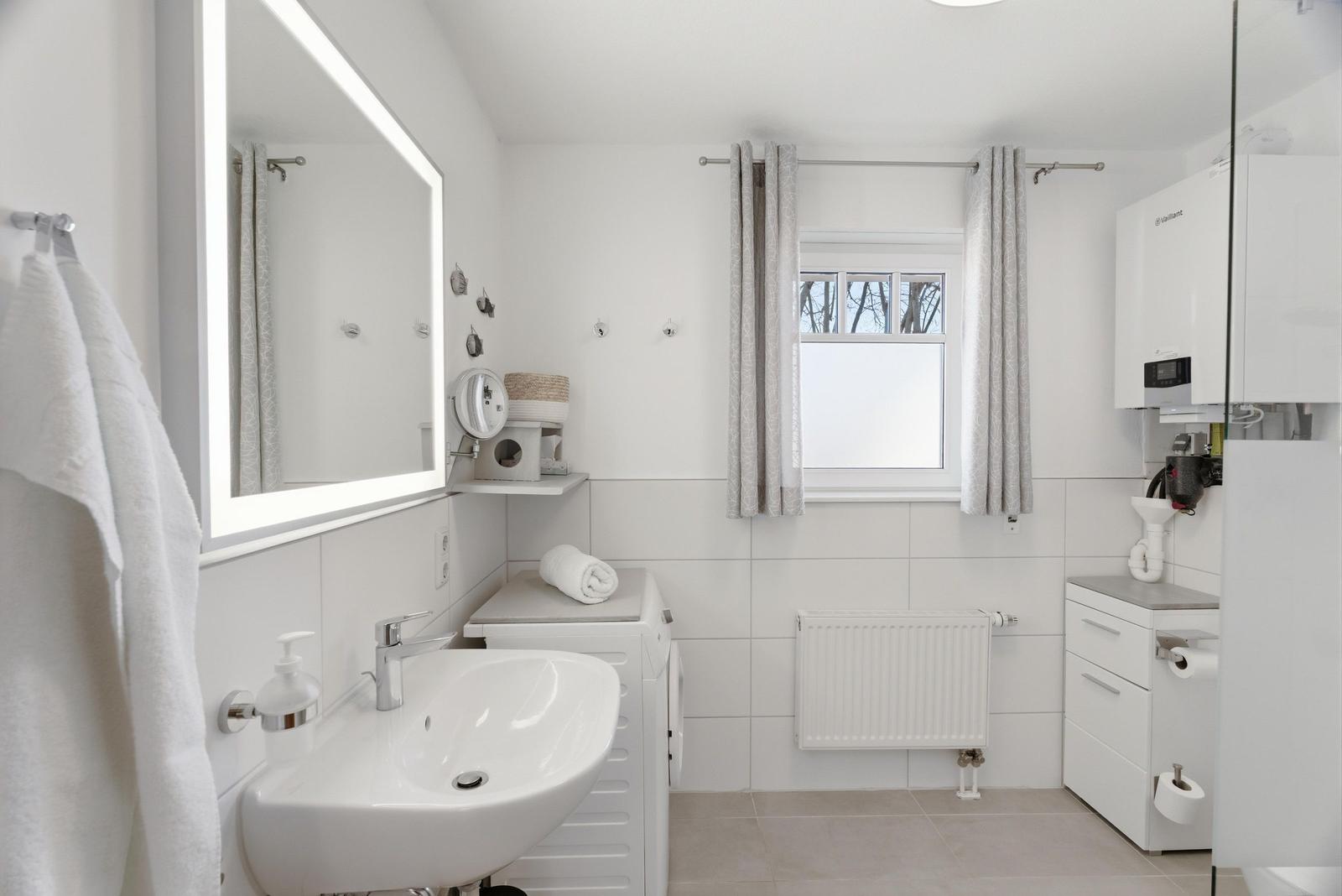 Badezimmer mit ebenerdiger Dusche