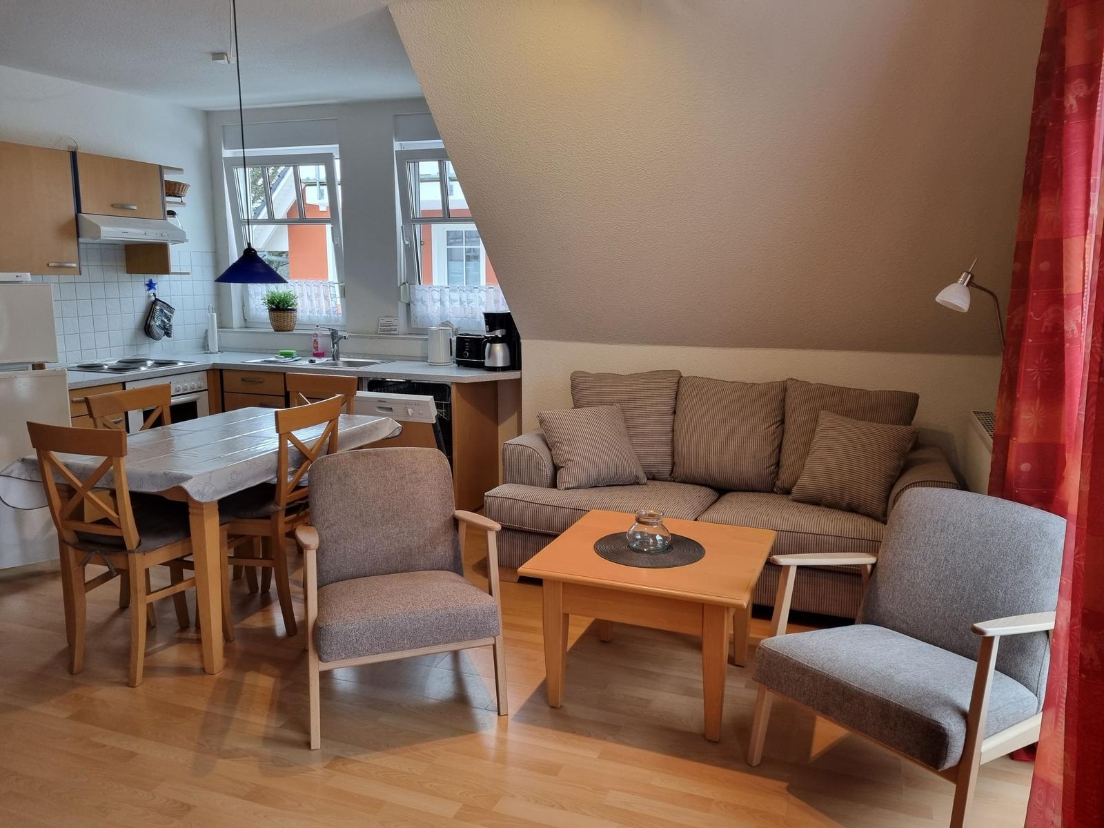 Wohnbereich mit Sofa und Blick zur Küche