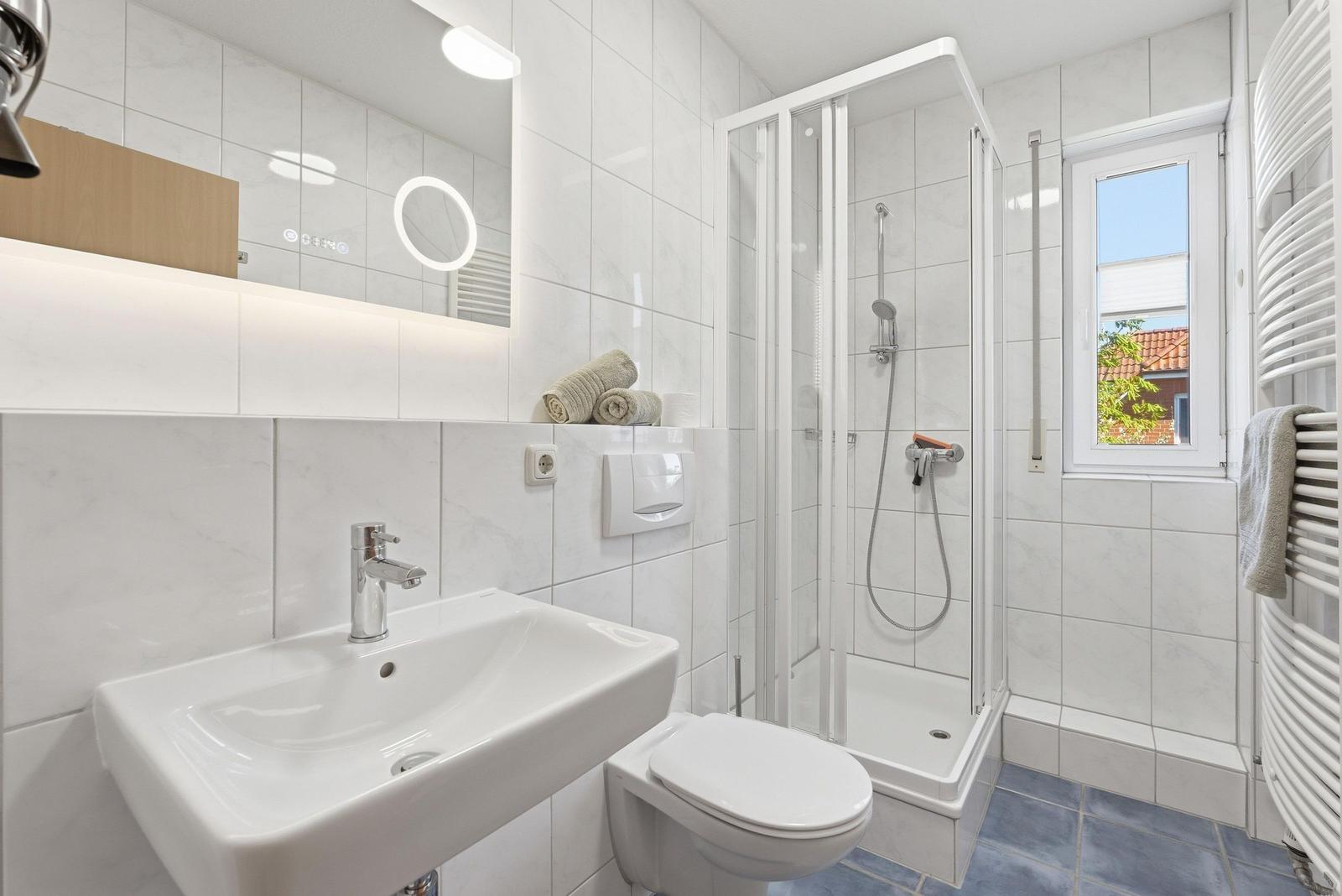 Bad mit Dusche und WC