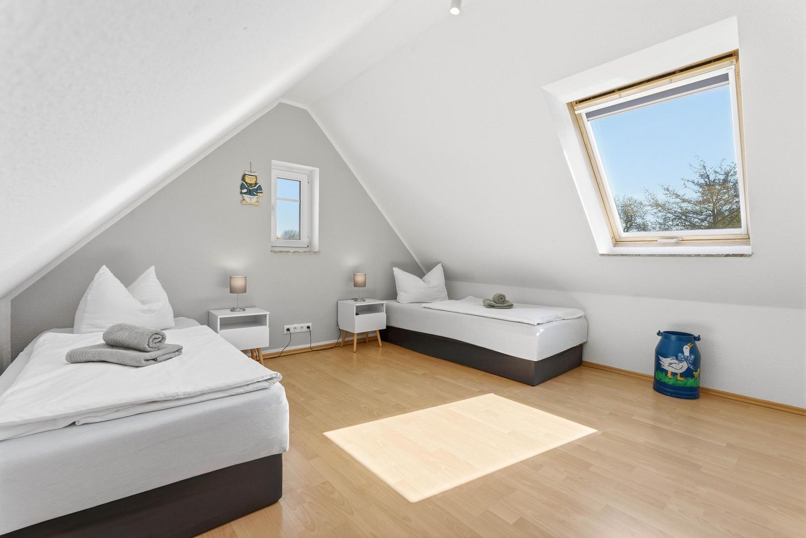 Schlafzimmer mit zwei Einzelbetten im DG