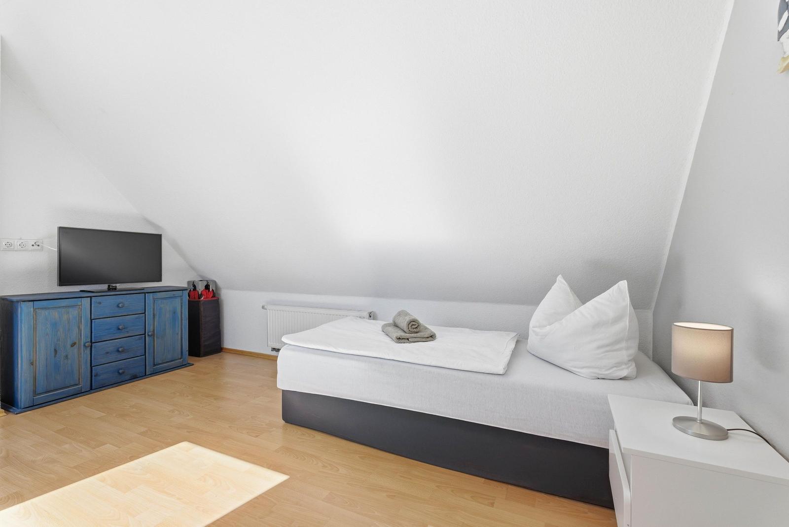Schlafzimmer mit zwei Einzelbetten im DG