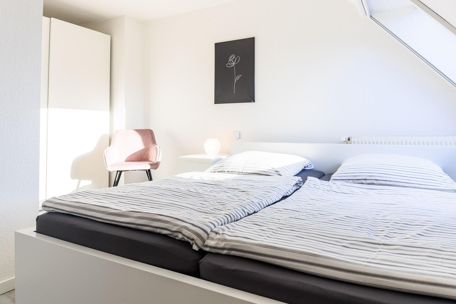 Schlafzimmer mit Doppelbett