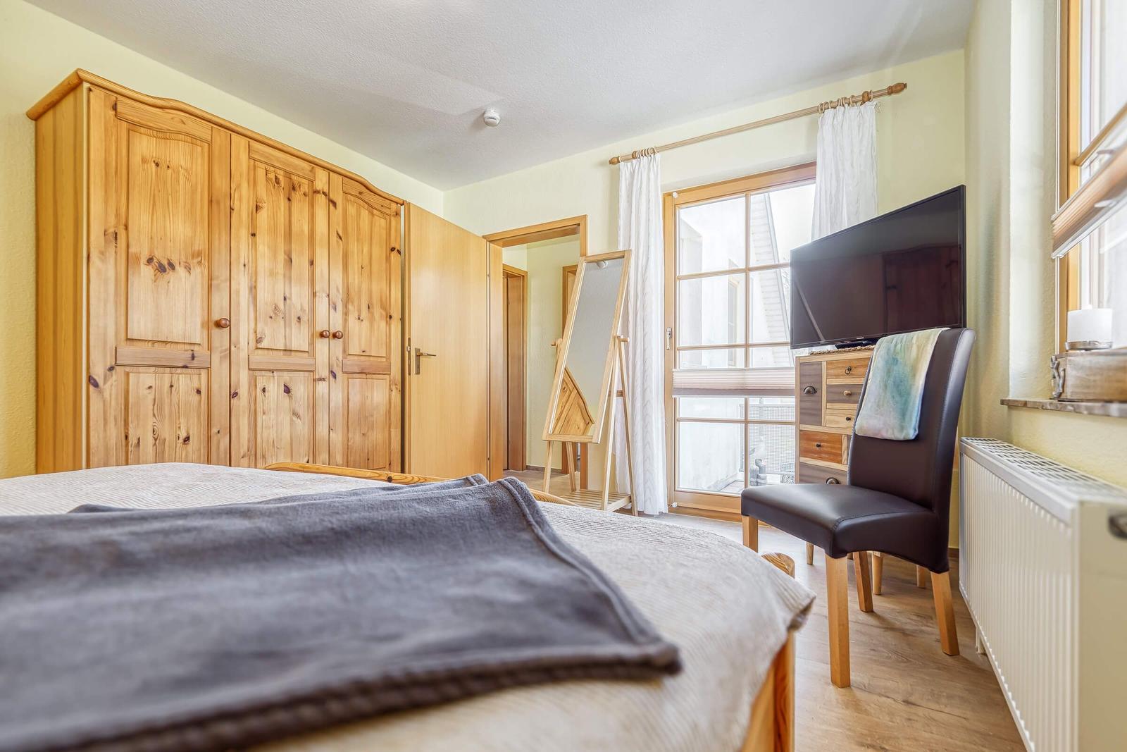 Kleiderschrank und TV im Schlafzimmer