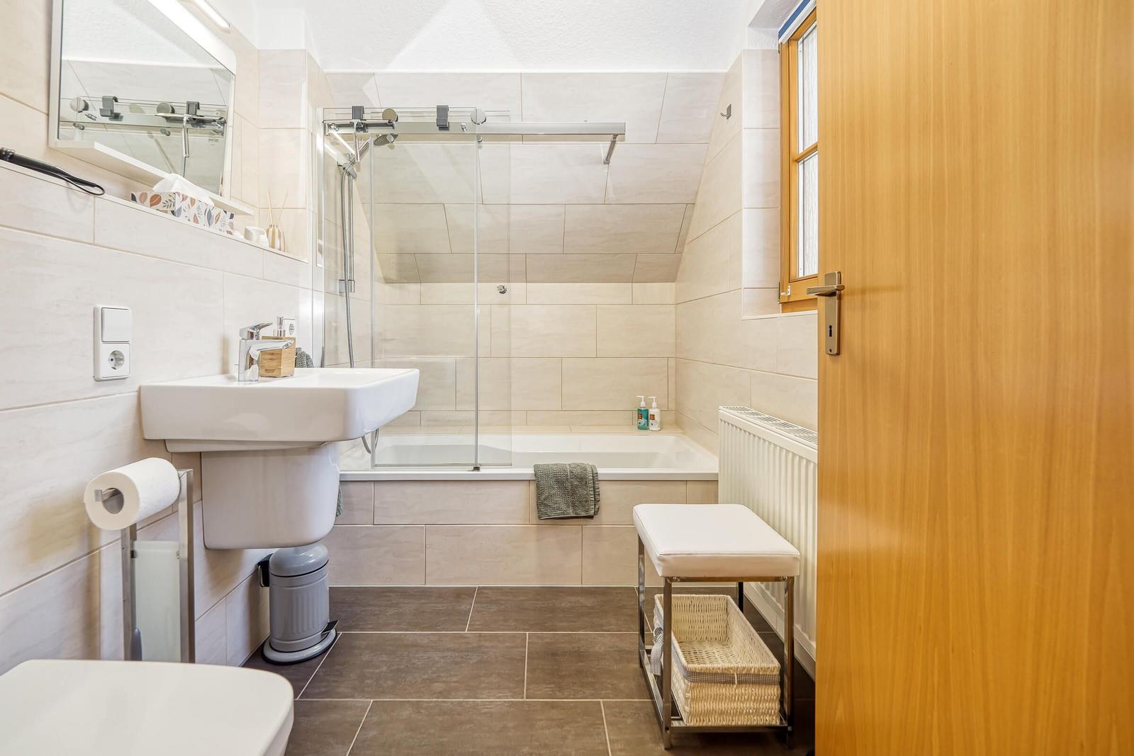 Badezimmer mit Badewanne