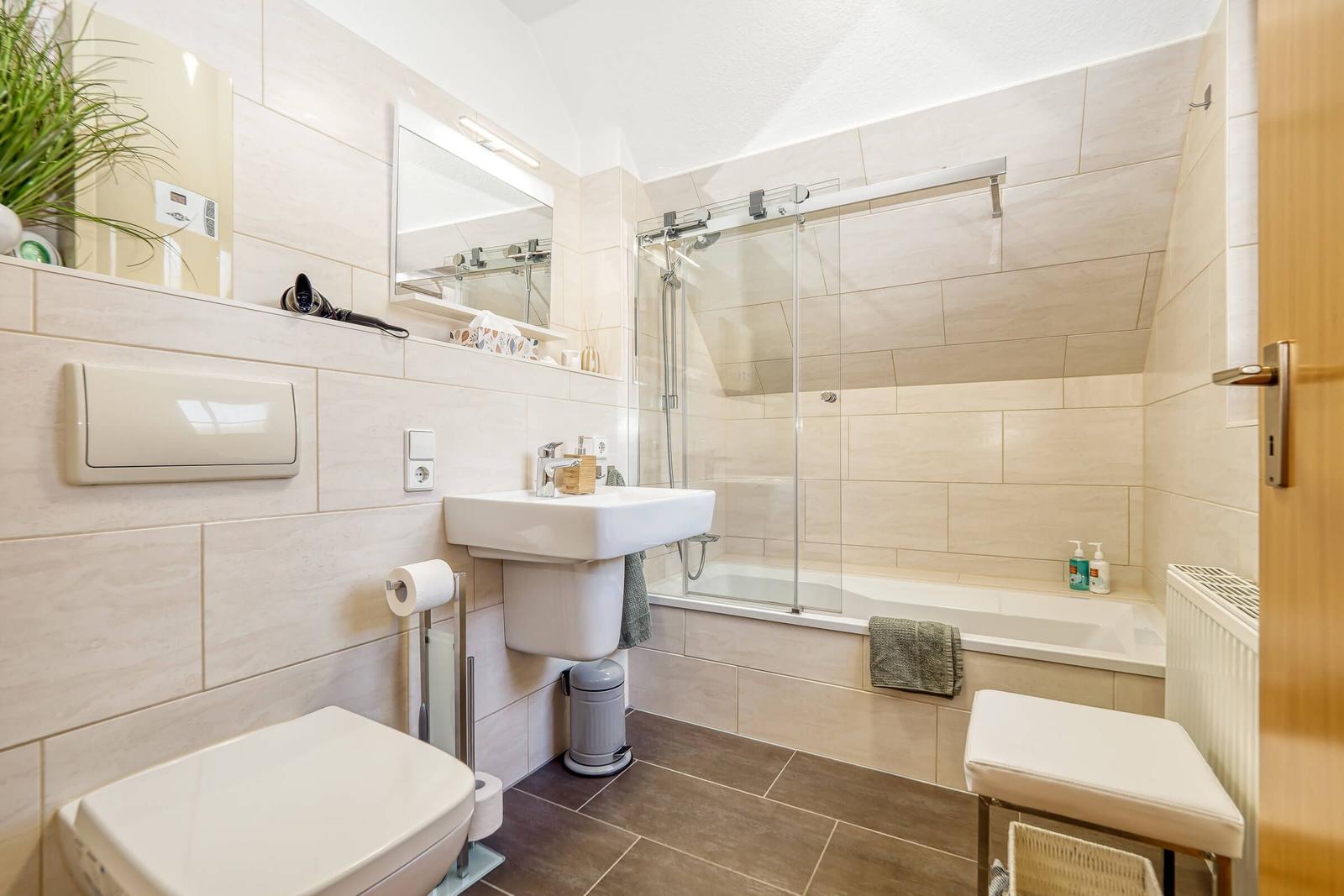 Badezimmer mit Badewanne und WC