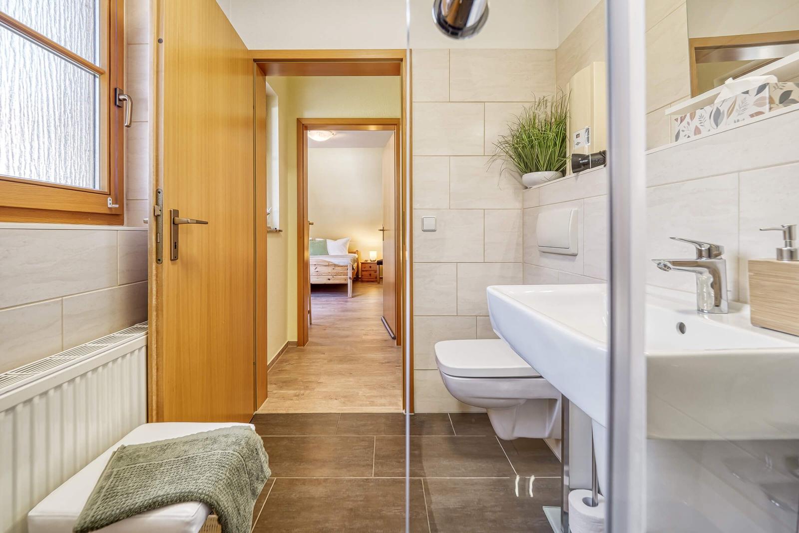 Waschbecken und WC im Badezimmer