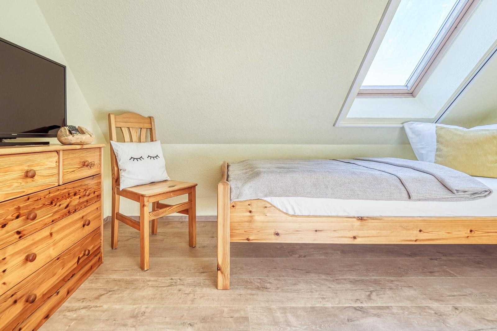 Schlafzimmer mit Einzelbetten und TV