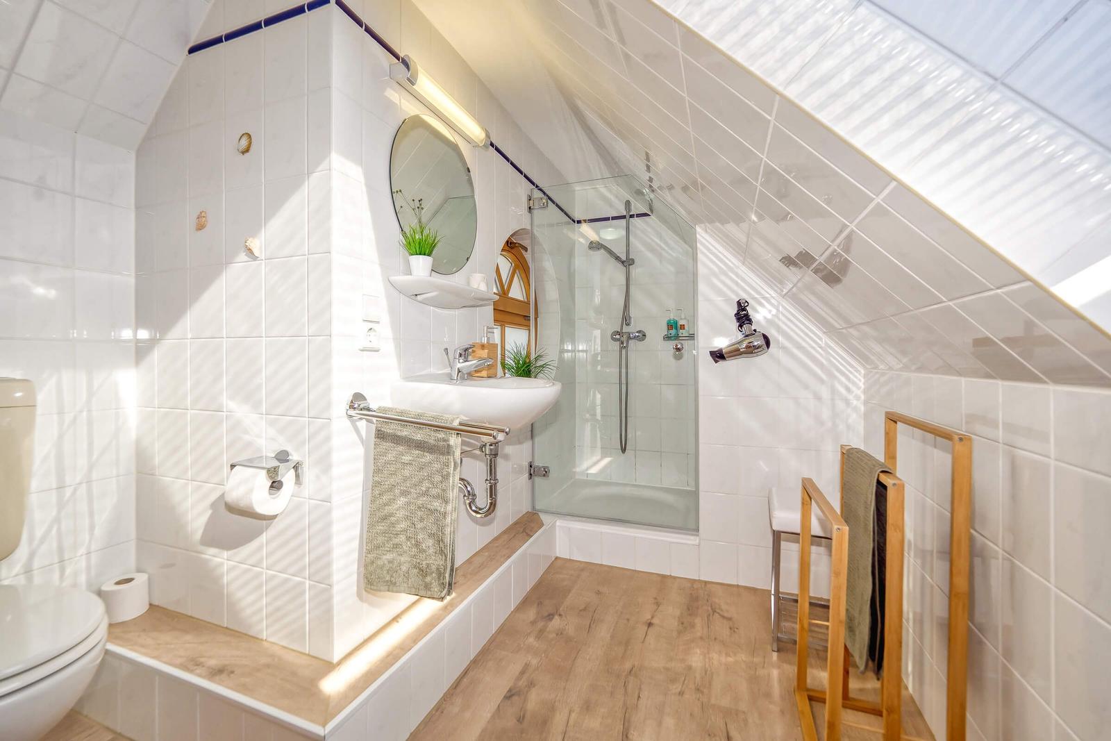 Badezimmer mit Dusche