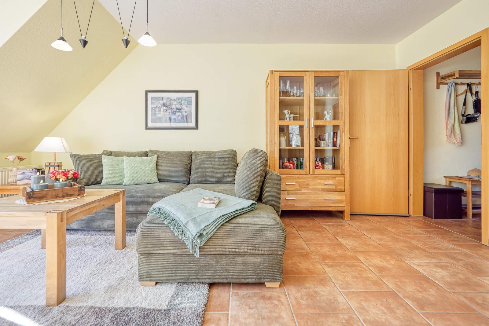Wohnbereich mit Sofa und Schrank