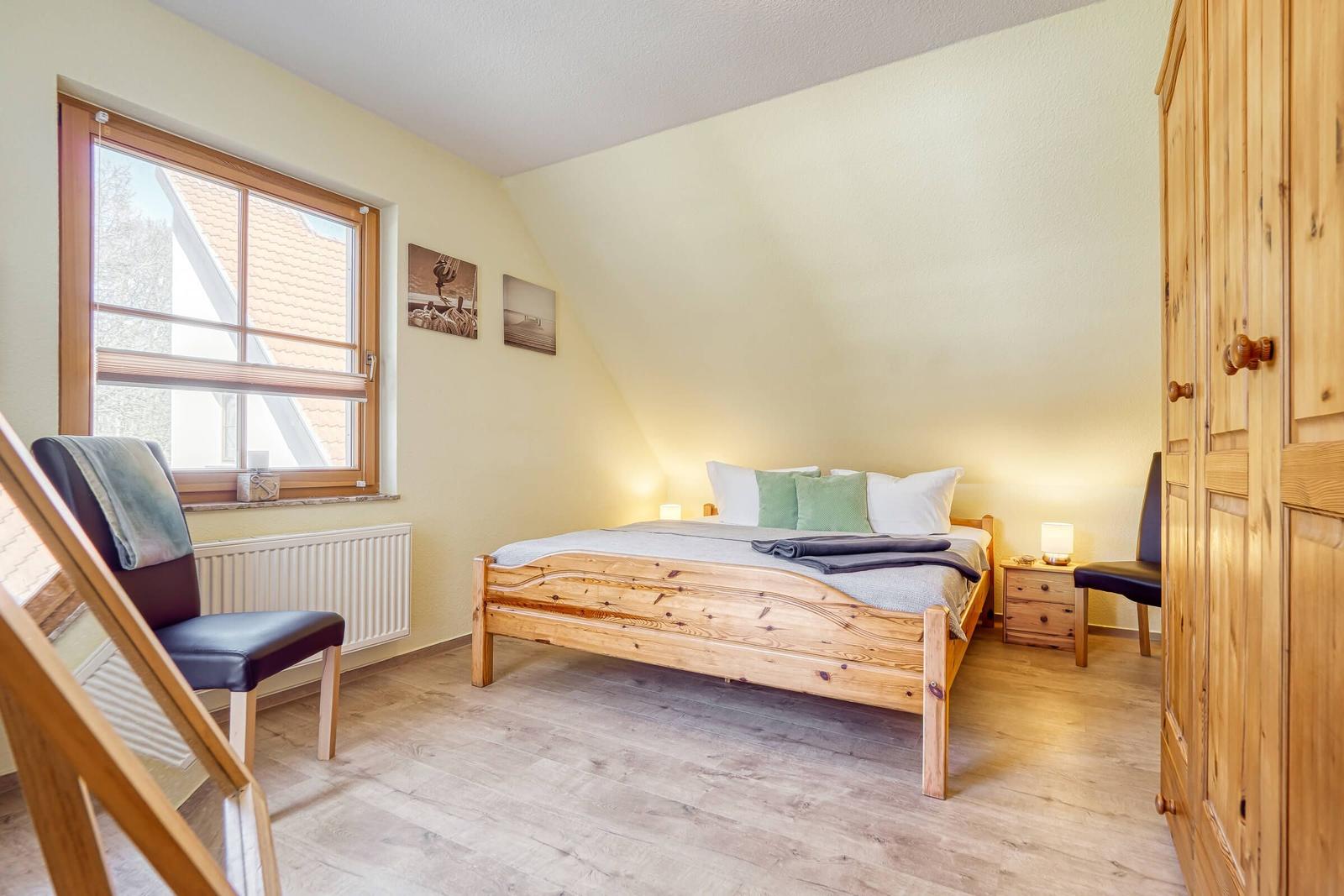 Schlafzimmer mit Doppelbett