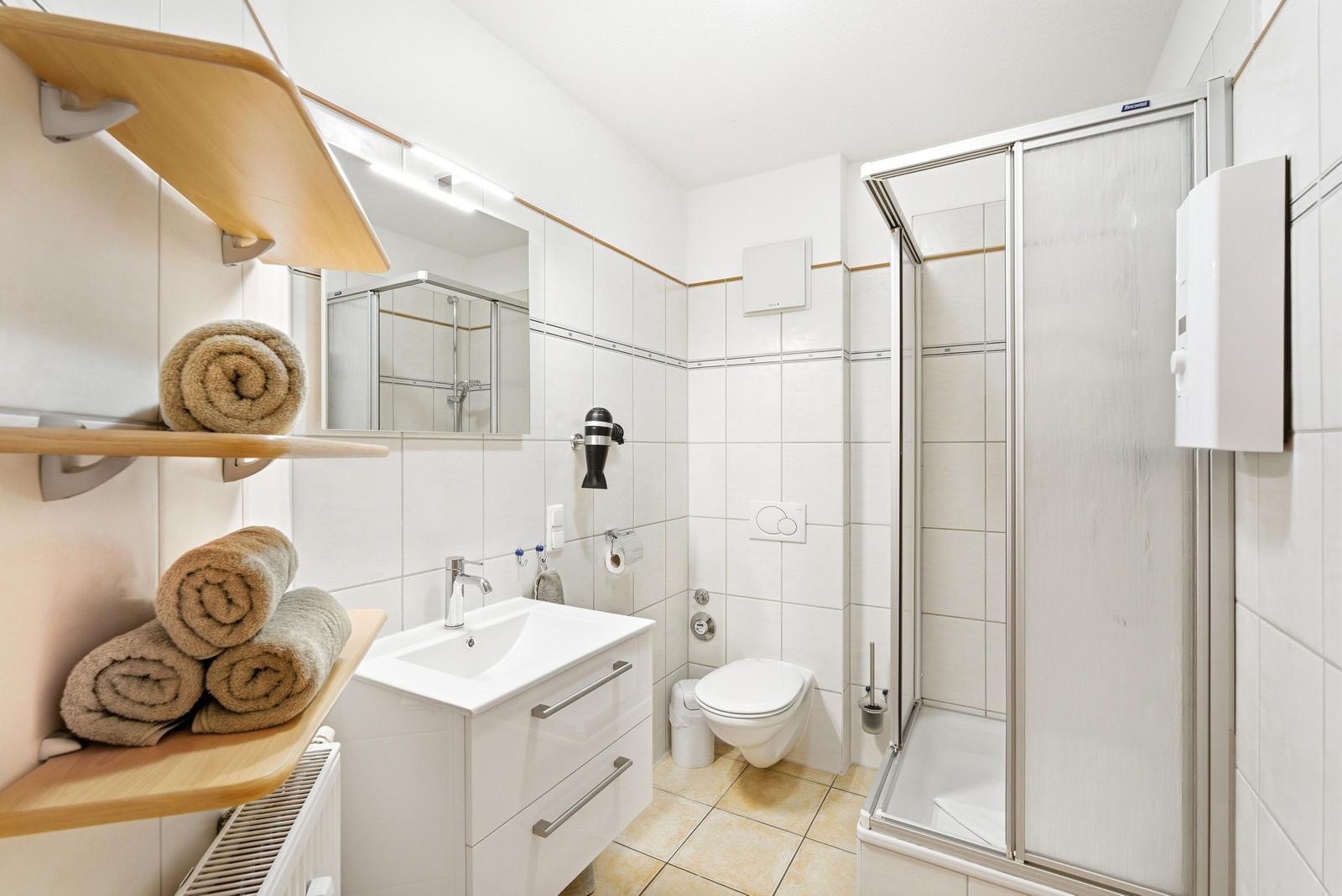 Bad mit Dusche und WC