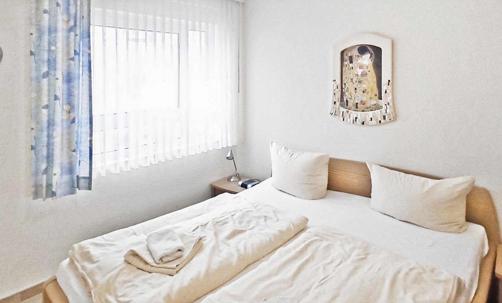 Schlafzimmer mit Doppelbett