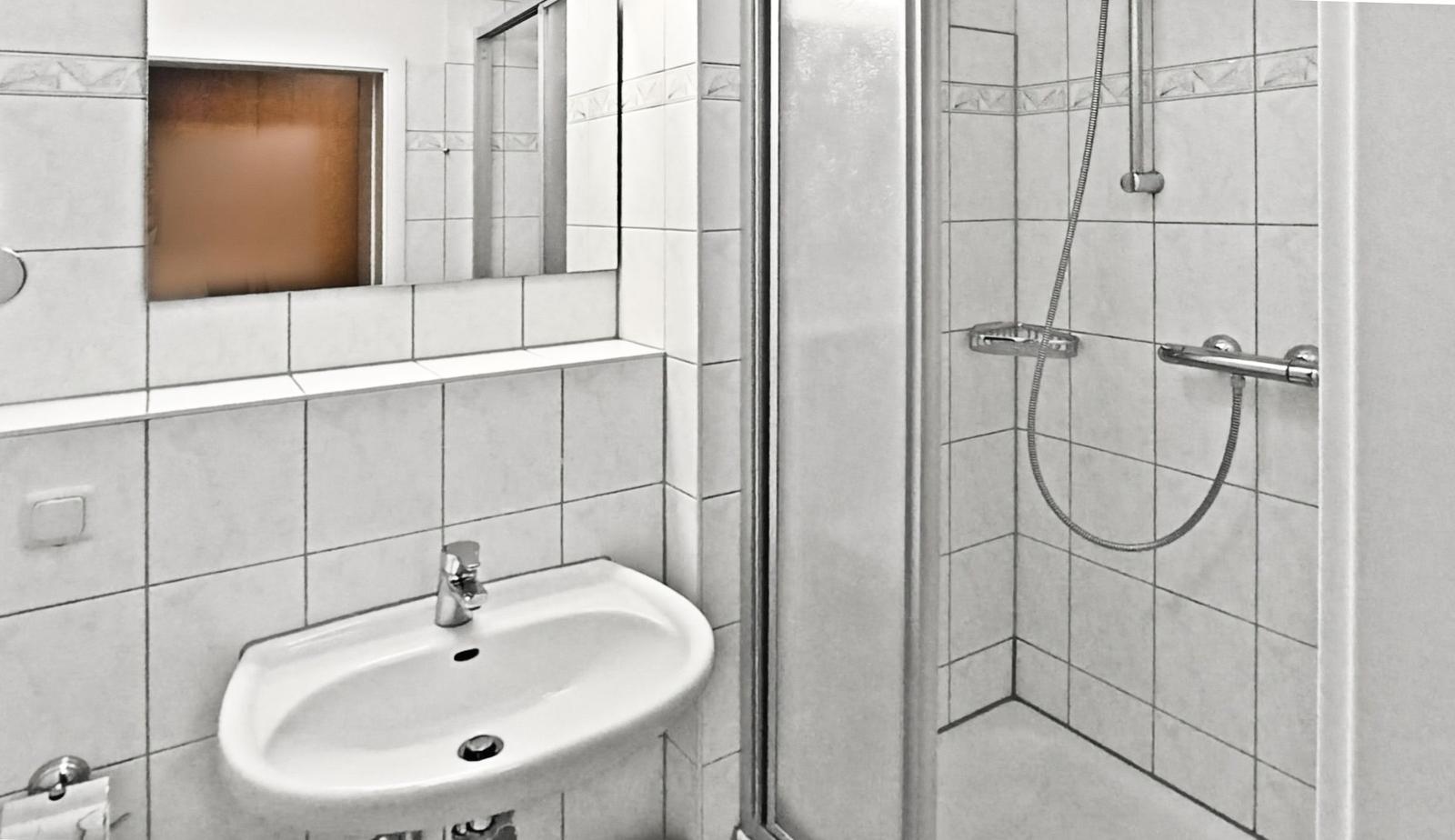 Bad mit Dusche und WC