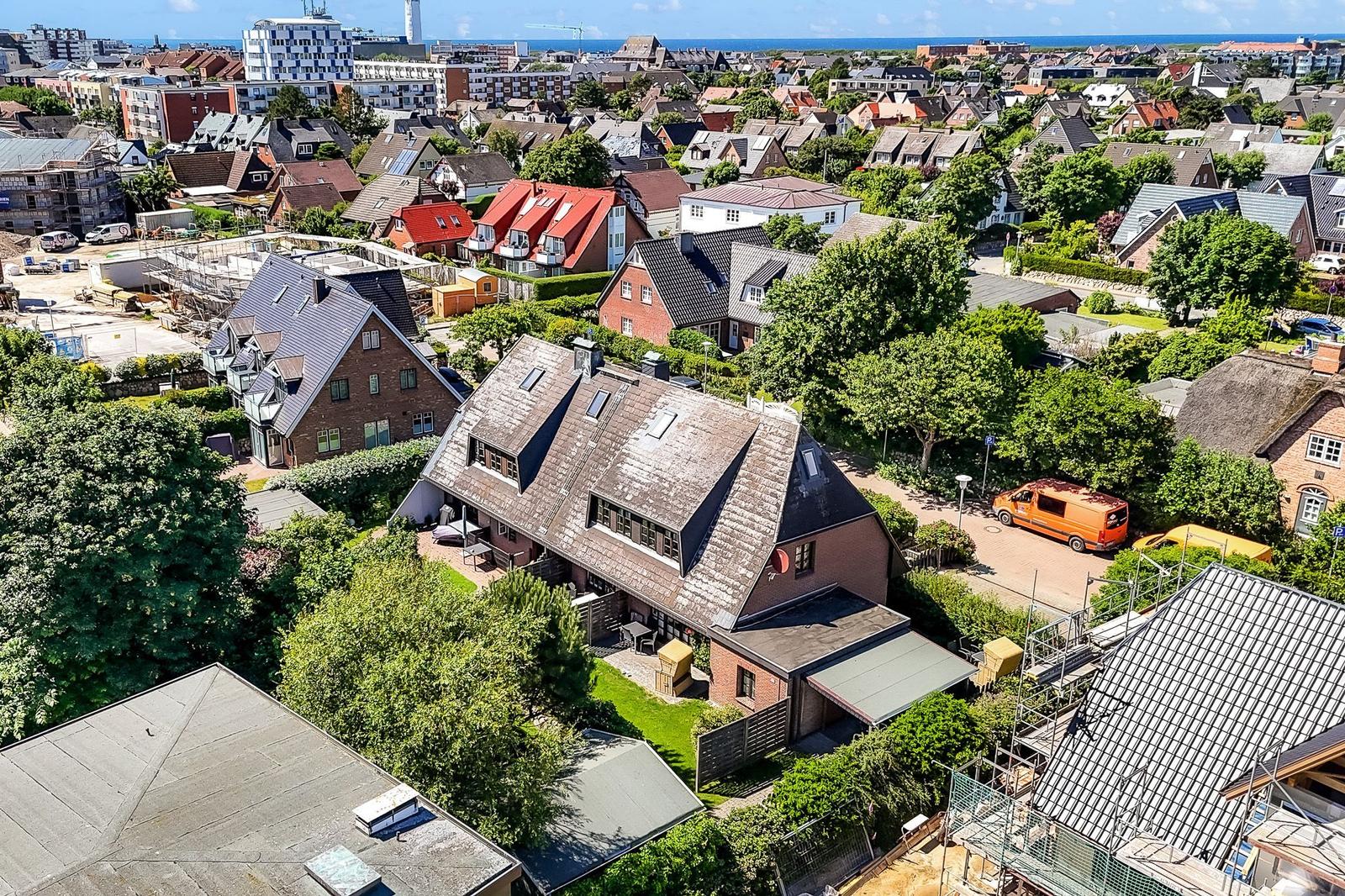 Haus mit Garten und Blick auf Stadt und Meer