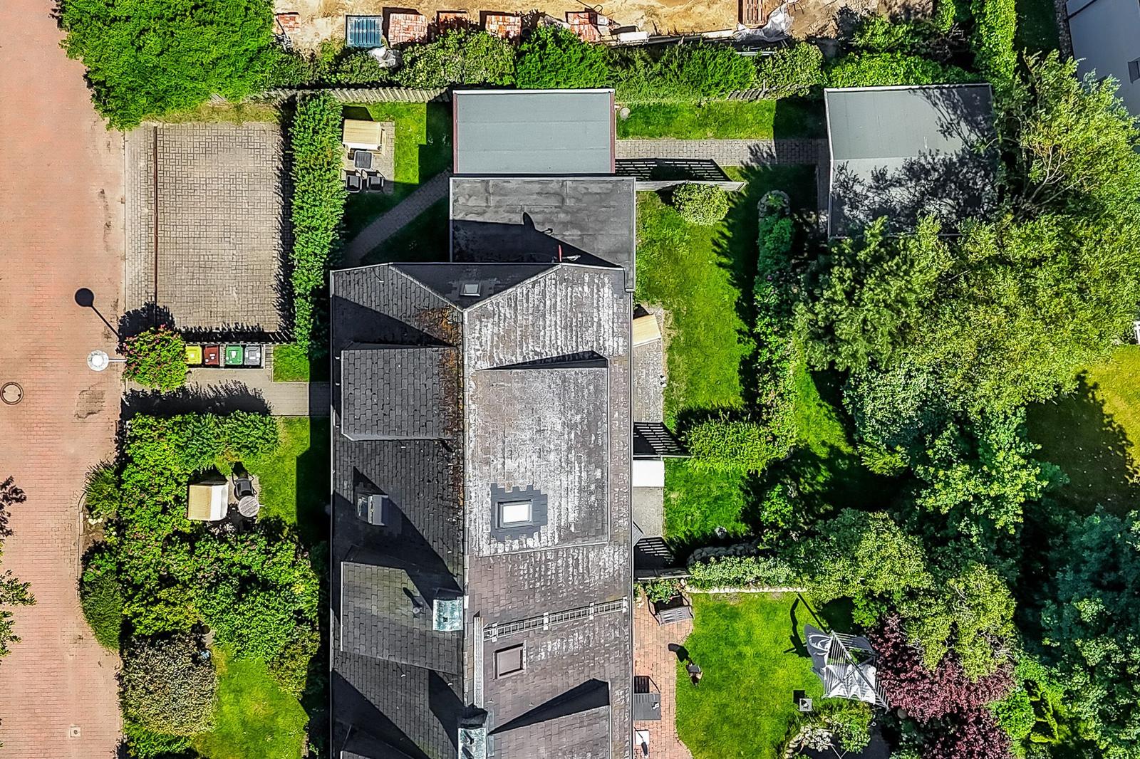 Haus mit Garten, Terrassen und Schuppen aus Luftaufnahme