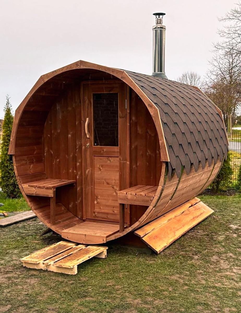 Holzsauna im Stil eines Fasses mit Dach und Tür