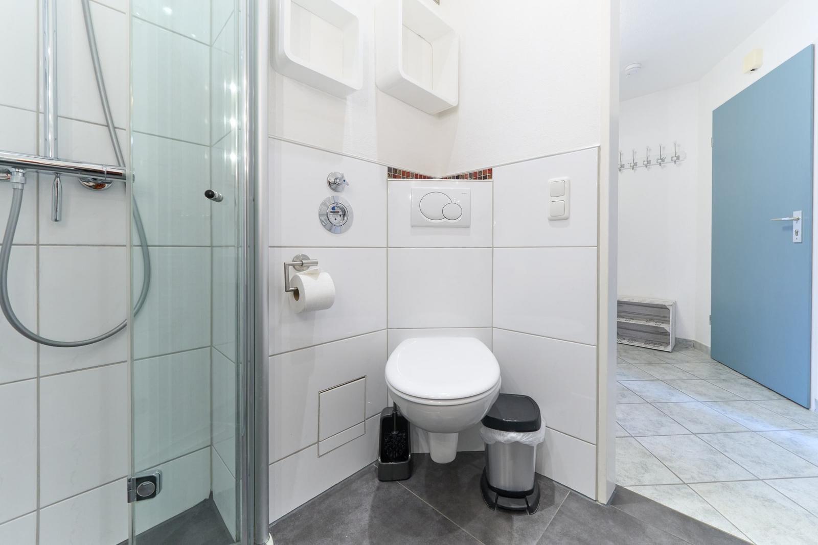 Bad mit Dusche, WC und Abfalleimer