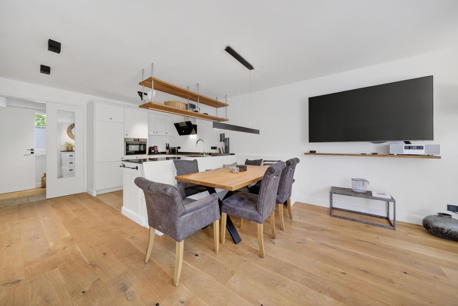 Küche mit Esstisch, TV und Holzboden