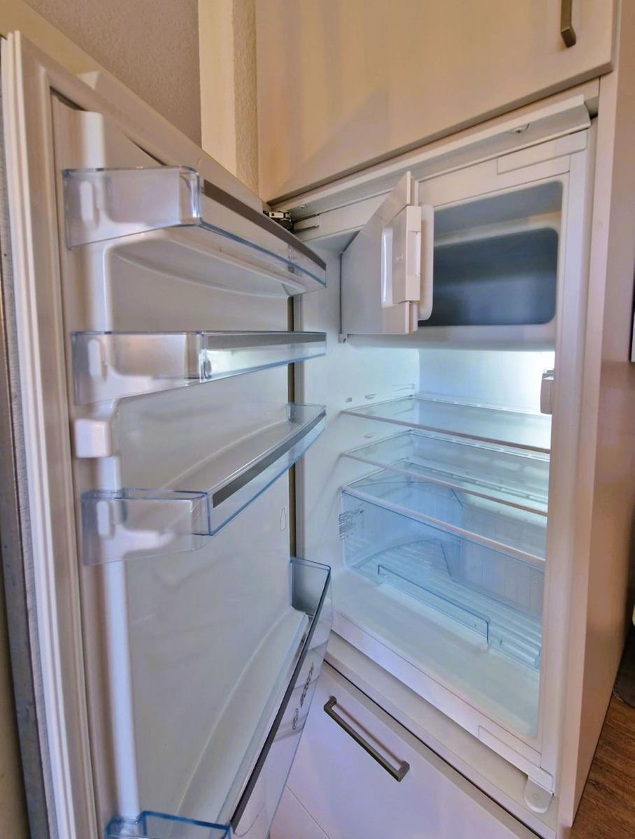 Der Kühlschrank ist leer und hat mehrere Schubladen und Regale.