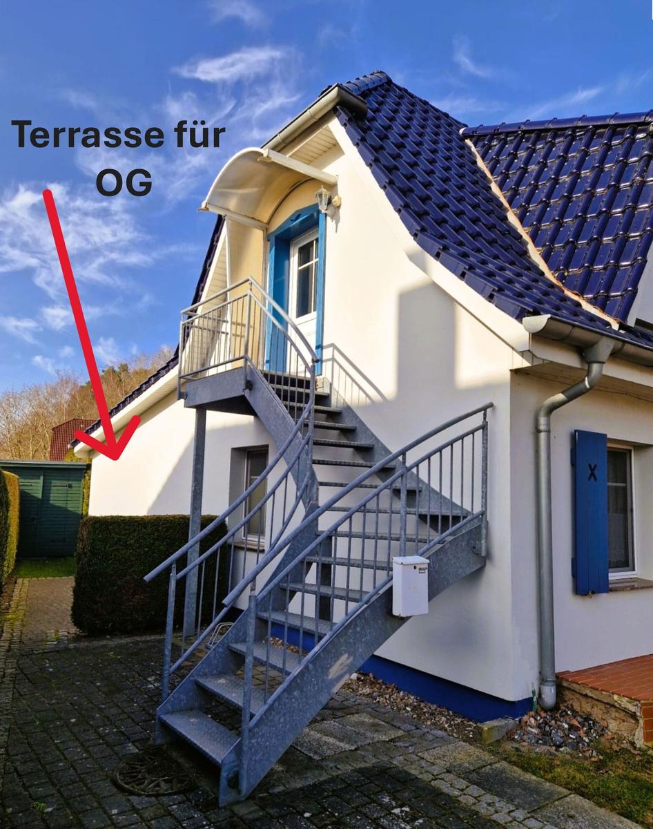 Haus mit Außentreppe und Terrasse für Obergeschoss
