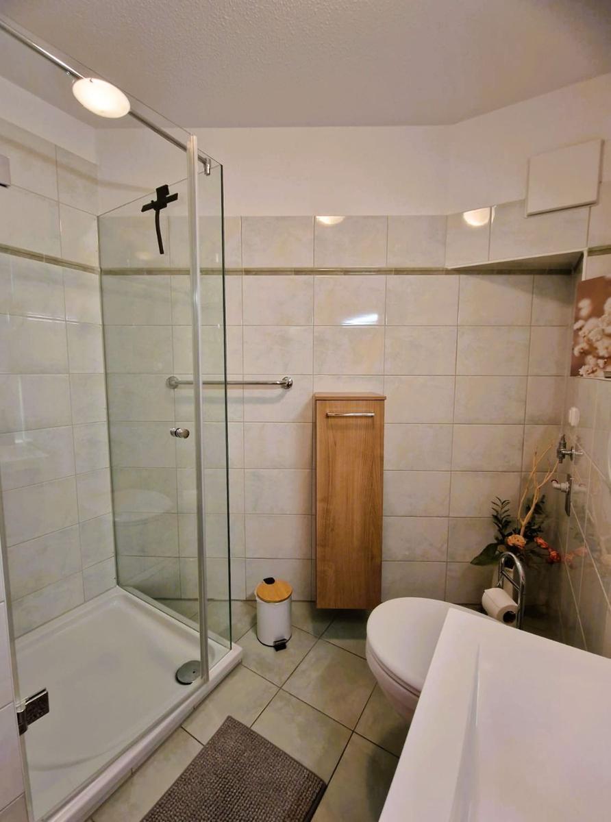Badezimmer mit Dusche, Toilette und Waschbecken