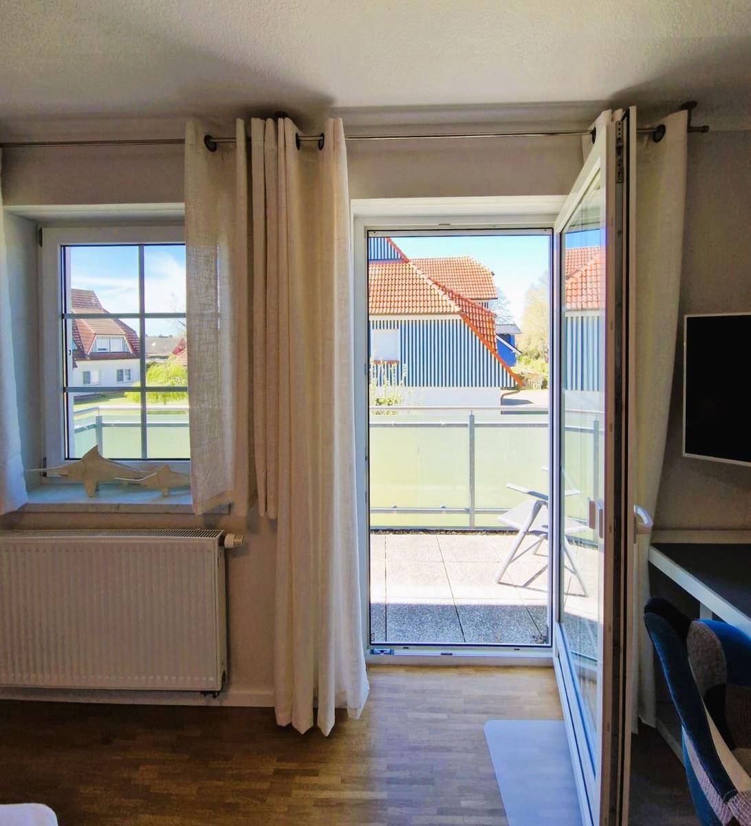 Raum mit Blick auf Balkon, Fenster und Heizkörper