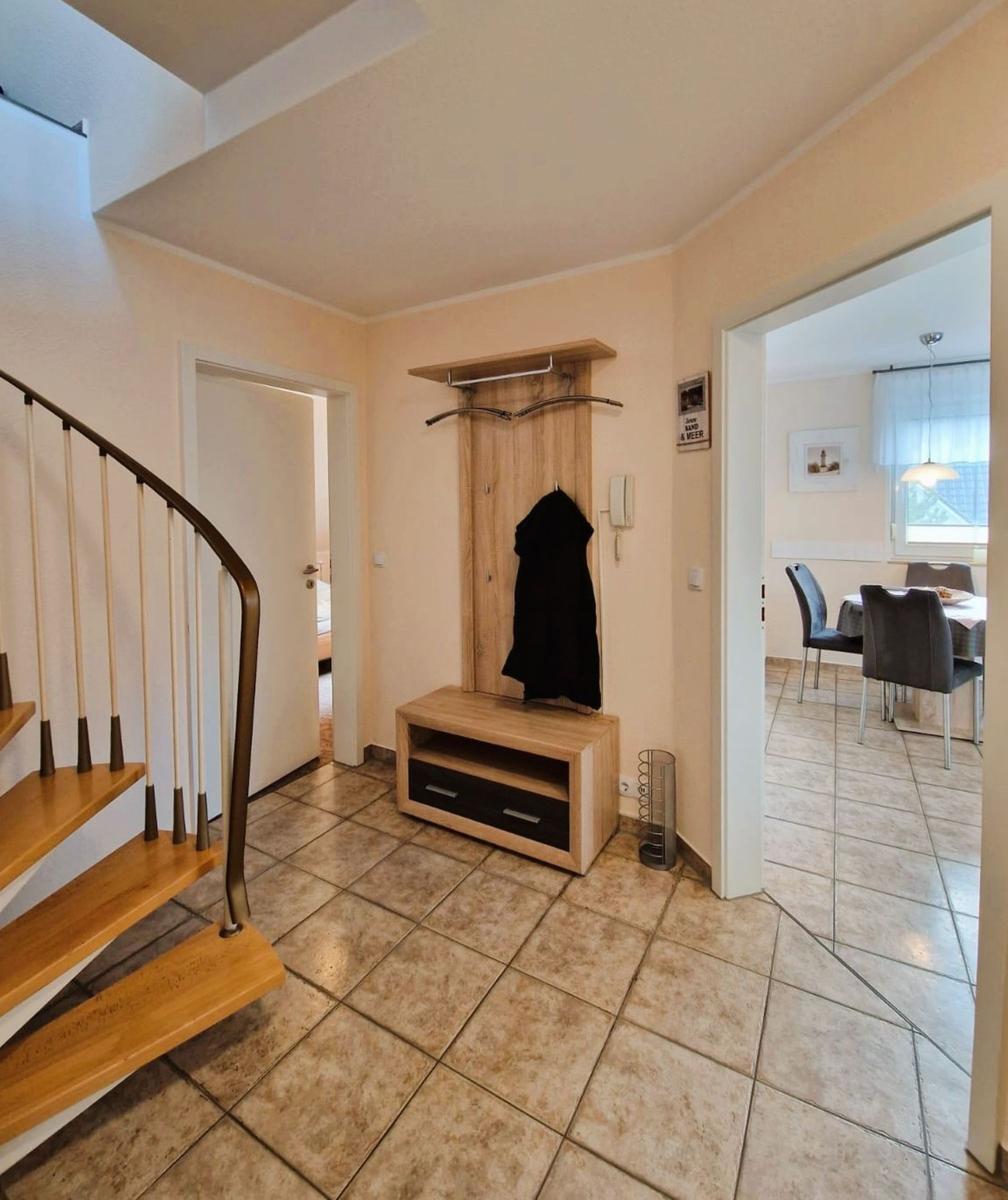 Eingangsbereich mit Garderobe, Treppe und Blick in Esszimmer.