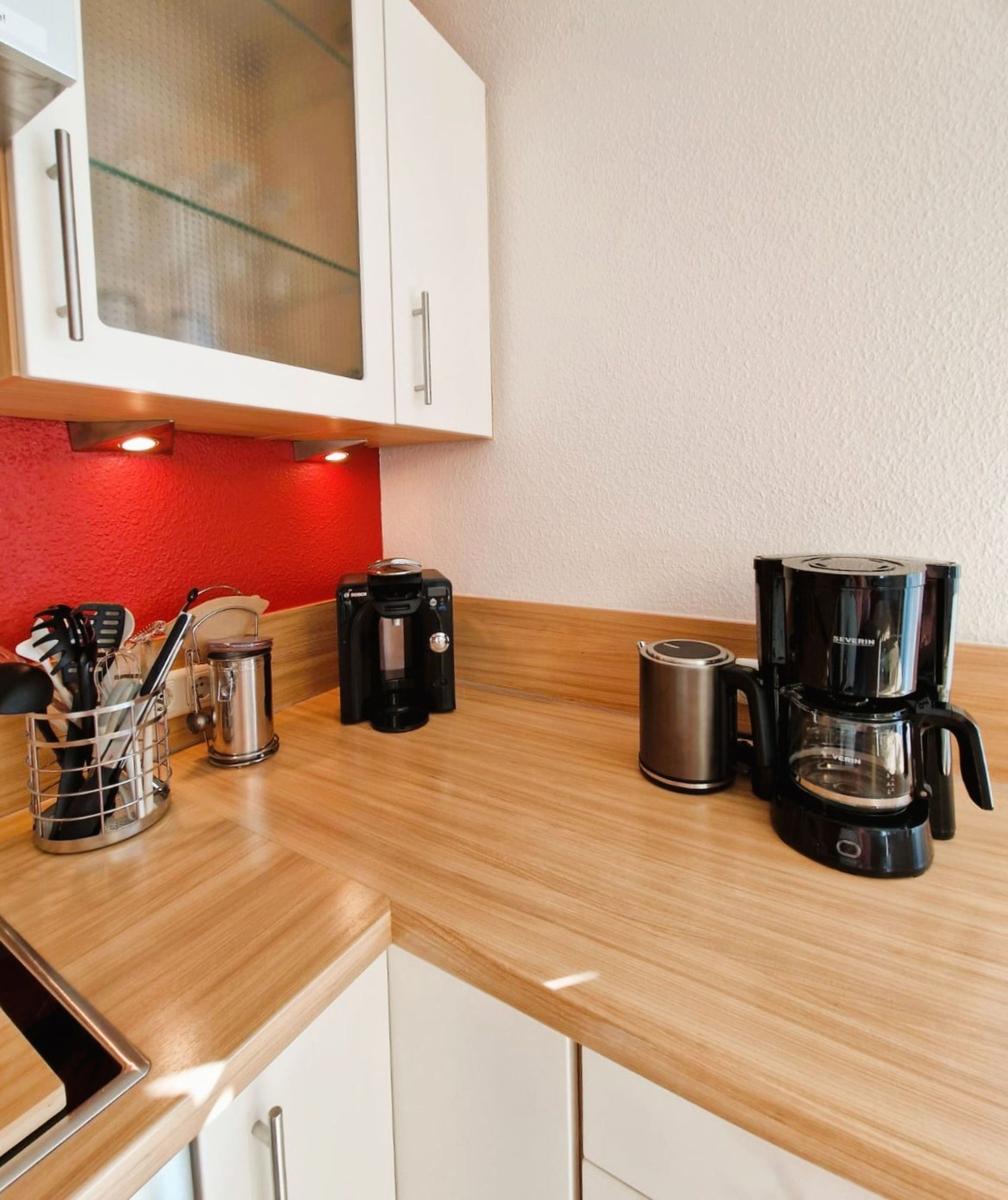 Kitchenette with worktop, cabinets, and kitchen appliances.