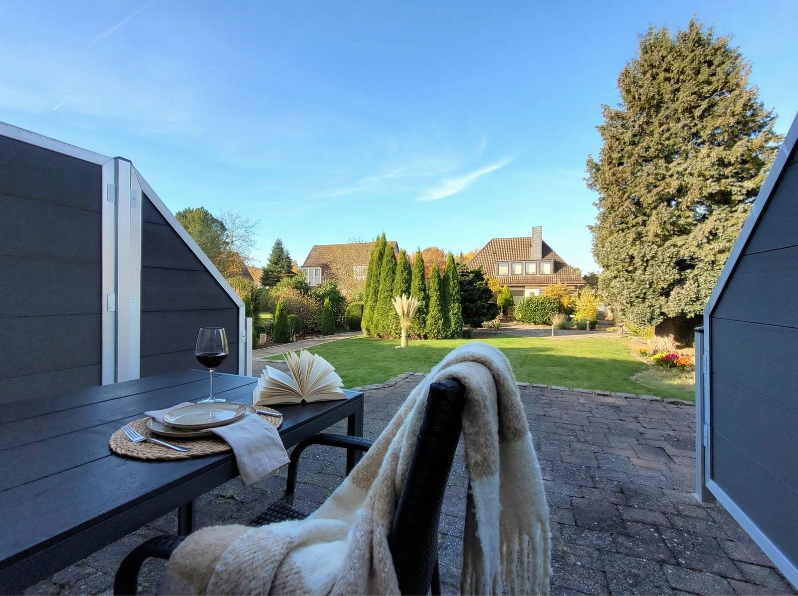 Gemütlicher Sitzbereich mit Abendsonne und Gartenblick