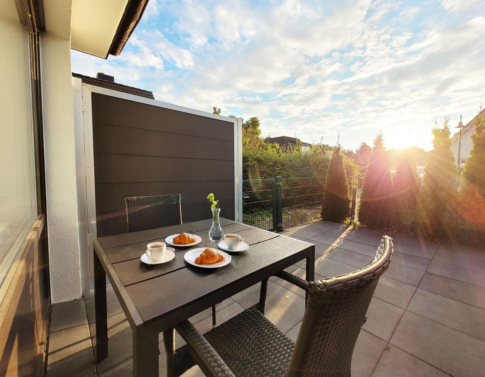 Frühstück auf der eigenen Terrasse bei Sonnenaufgang
