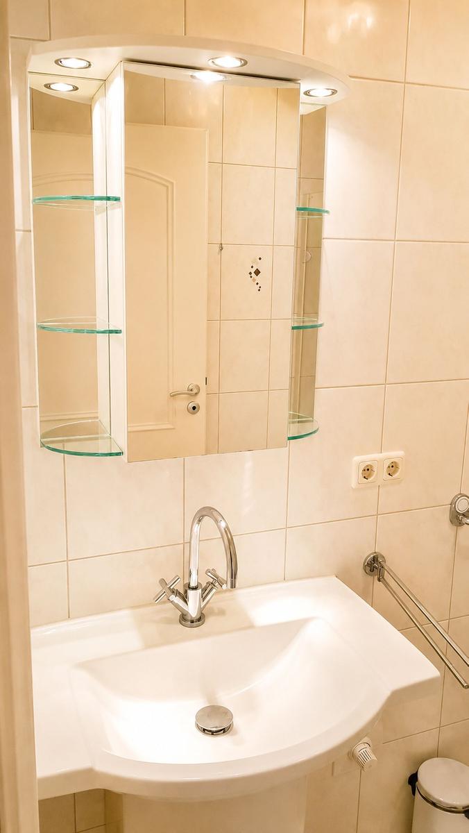 Bad mit Spiegelschrank, Waschbecken und Handtuchhalter
