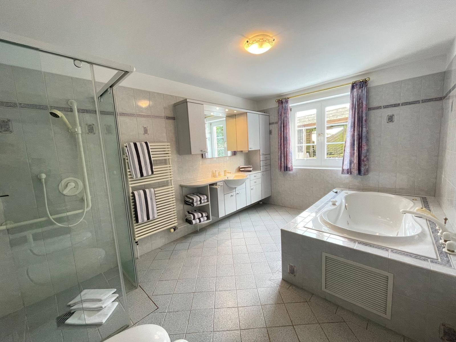 Badezimmer mit Dusche, Badewanne und Waschbecken