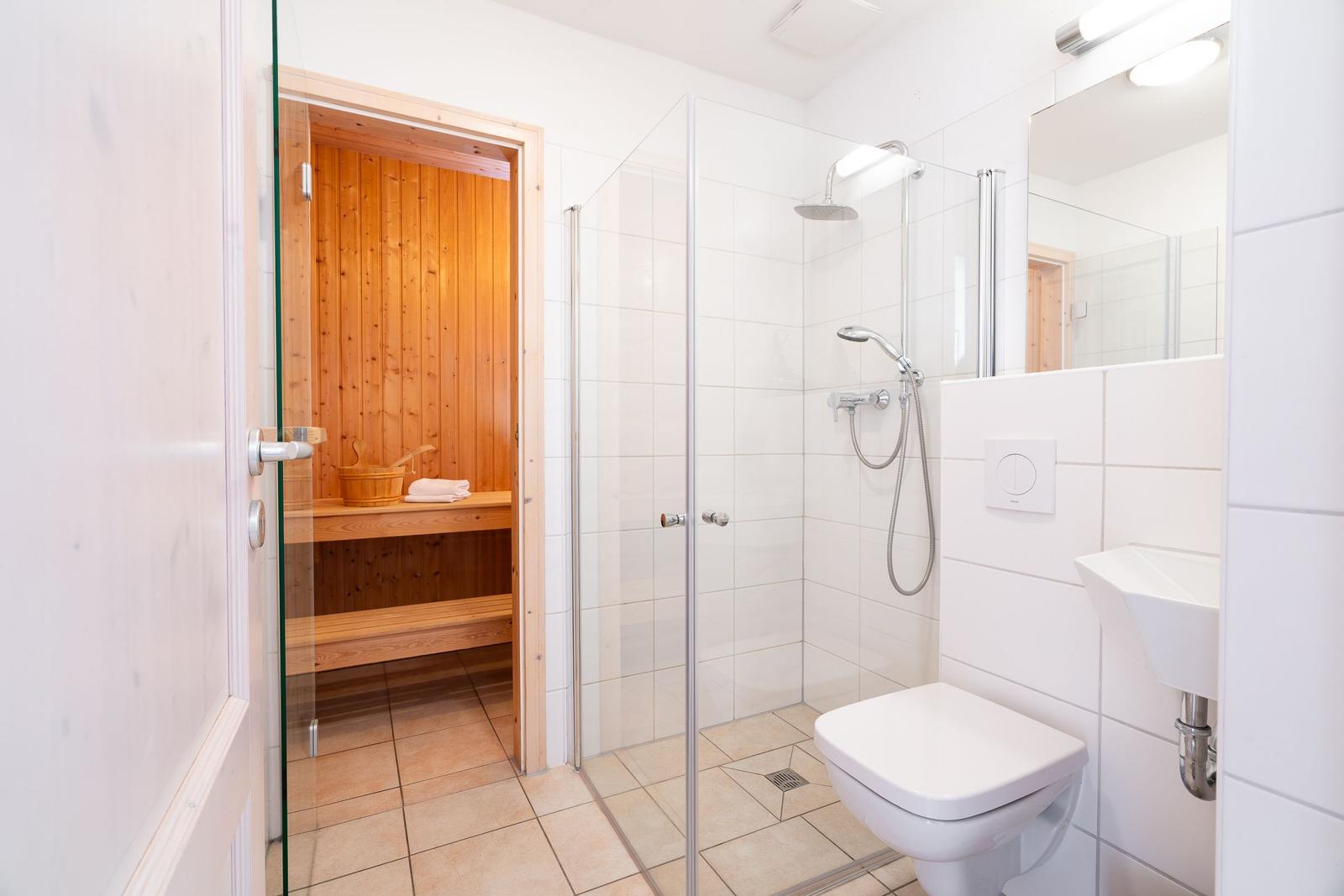 Badezimmer mit Dusche, Toilette und Sauna