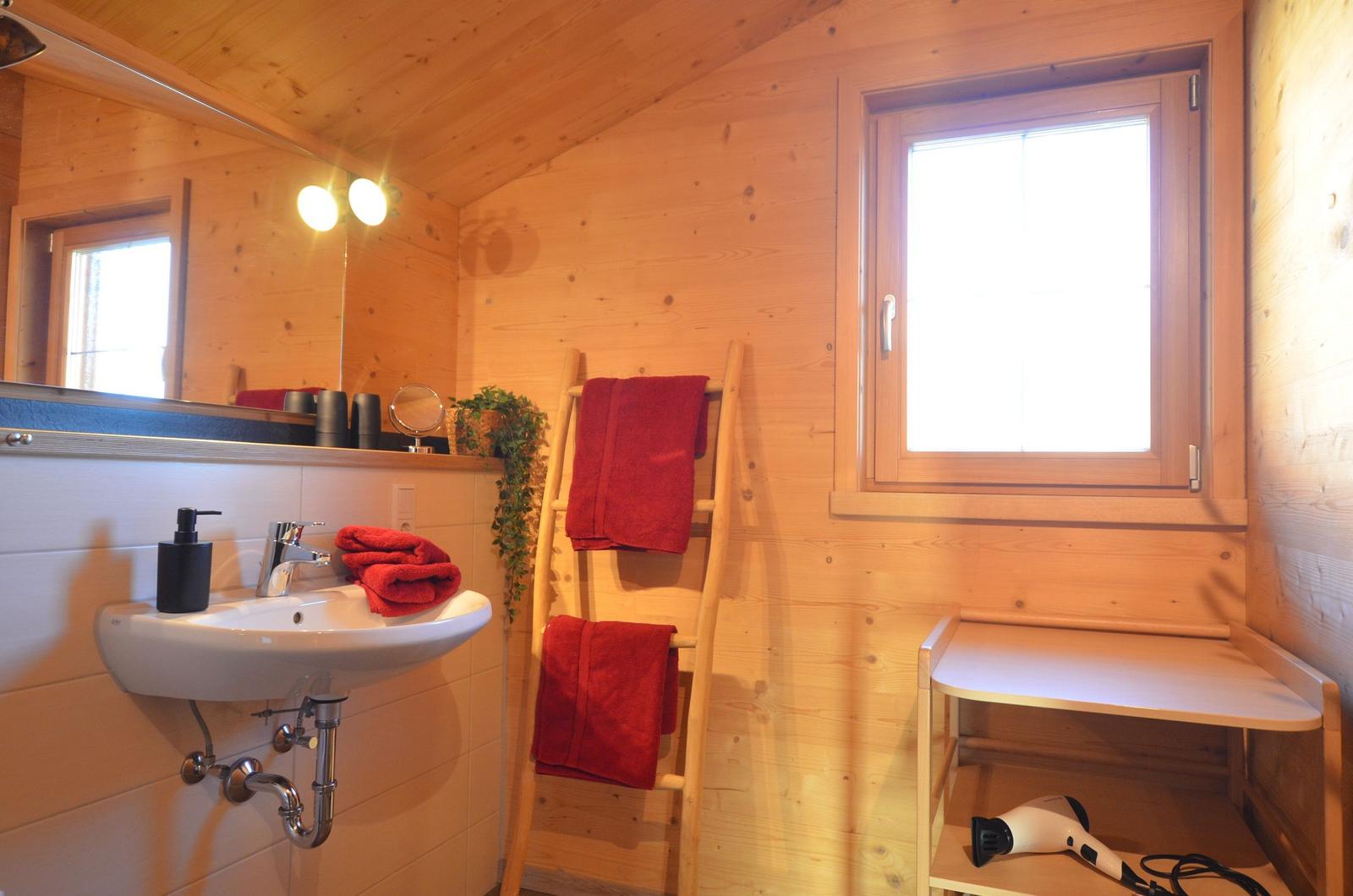 Badezimmer mit Wickeltisch