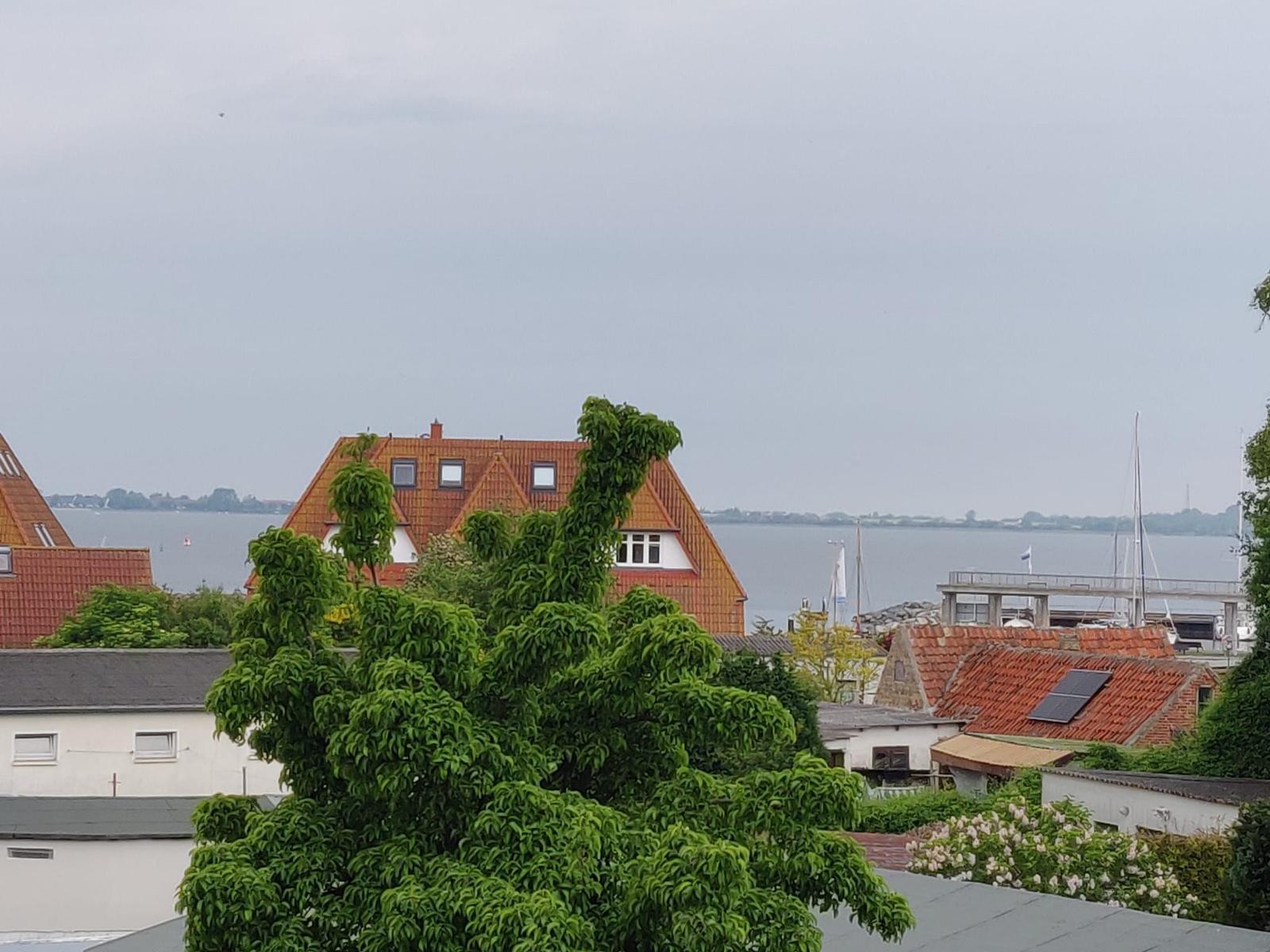 Haus mit rotem Dach, Blick auf Wasser und Segelboote