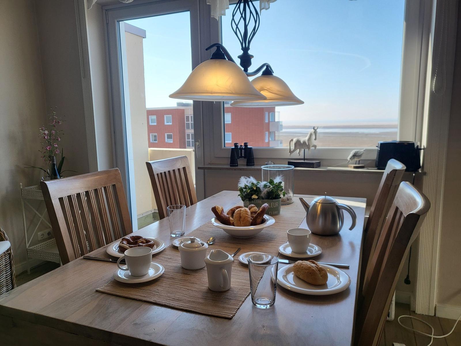 Esstisch mit Frühstück und Blick auf das Meer.